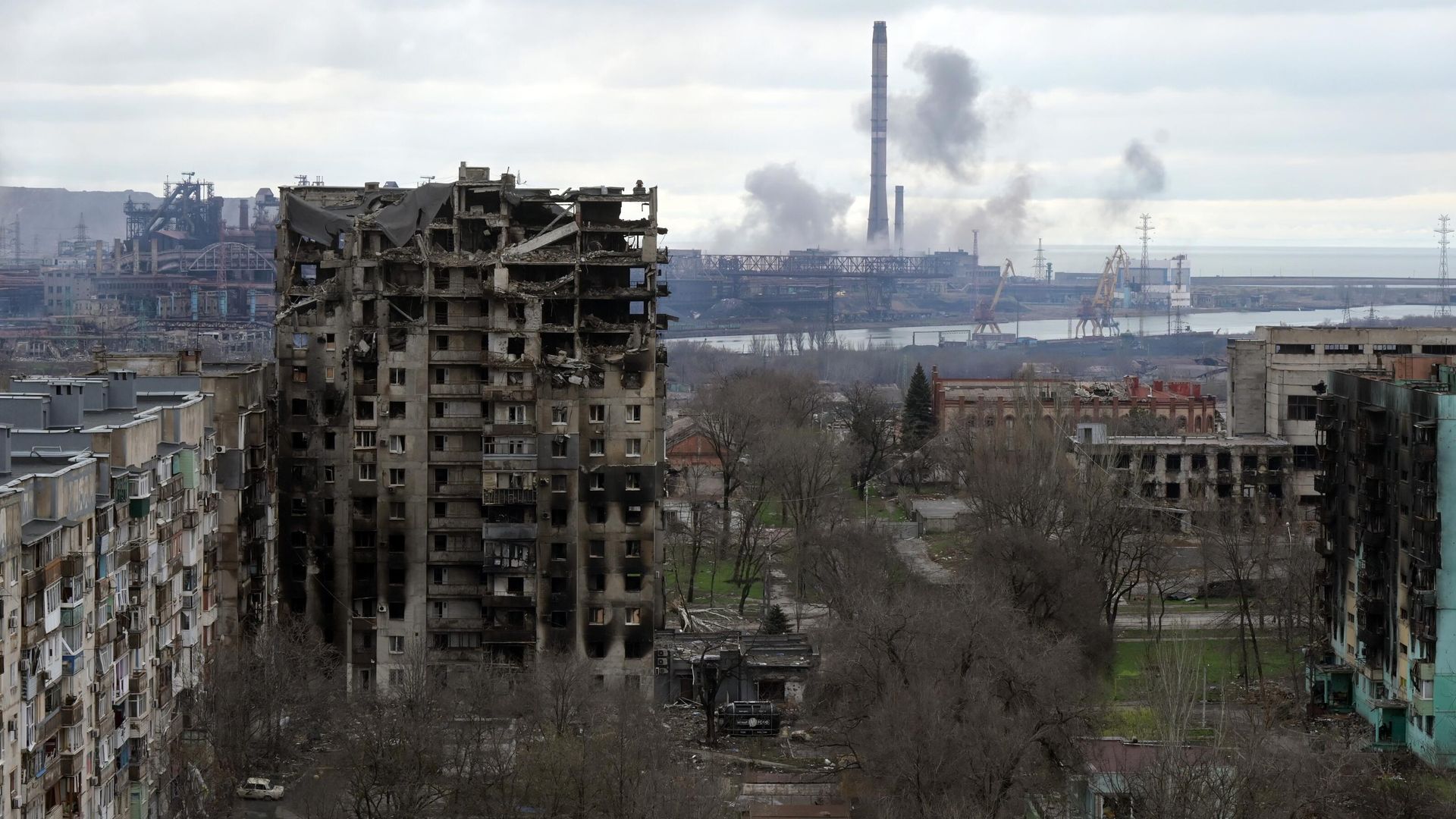 Разрушенные дома около завода Азовсталь в Мариуполе Разрушенные дома около завода Азовсталь в Мариуполе - РИА Новости, 1920, 18.04.2022