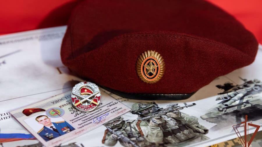 Семье лейтенанта Росгвардии Максима Концова, который погиб во время спецоперации на Украине и был посмертно удостоен звания Героя России, вручат краповый берет Семье лейтенанта Росгвардии Максима Концова, который погиб во время спецоперации на Украине и был посмертно удостоен звания Героя России, вручат краповый берет - РИА Новости, 1920, 15.04.2022