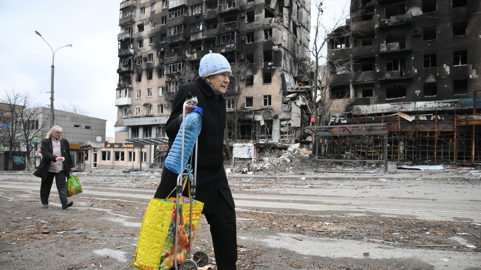 Жители города в Левобережном районе Мариуполя Жители города в Левобережном районе Мариуполя - РИА Новости, 1920, 20.04.2022