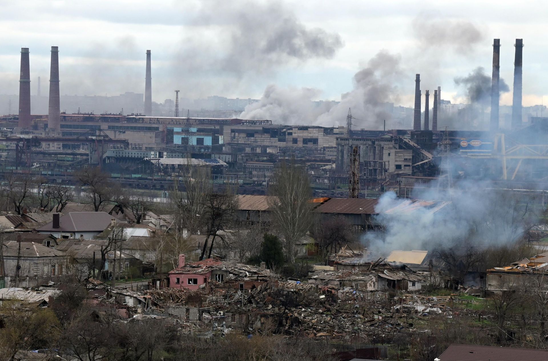 Дым над заводом Азовсталь в Мариуполе Дым над заводом Азовсталь в Мариуполе - РИА Новости, 1920, 15.04.2022