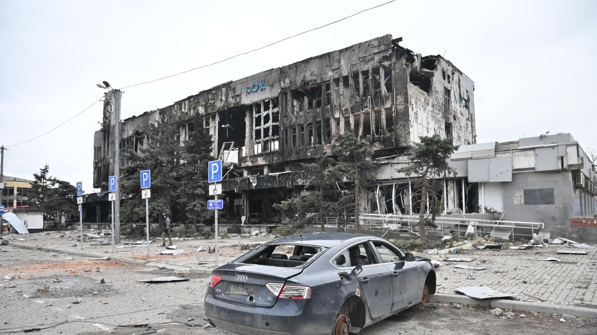 Сгоревший автомобиль у разрушенного железнодорожного вокзала в Мариуполе Сгоревший автомобиль у разрушенного железнодорожного вокзала в Мариуполе - РИА Новости, 1920, 15.04.2022