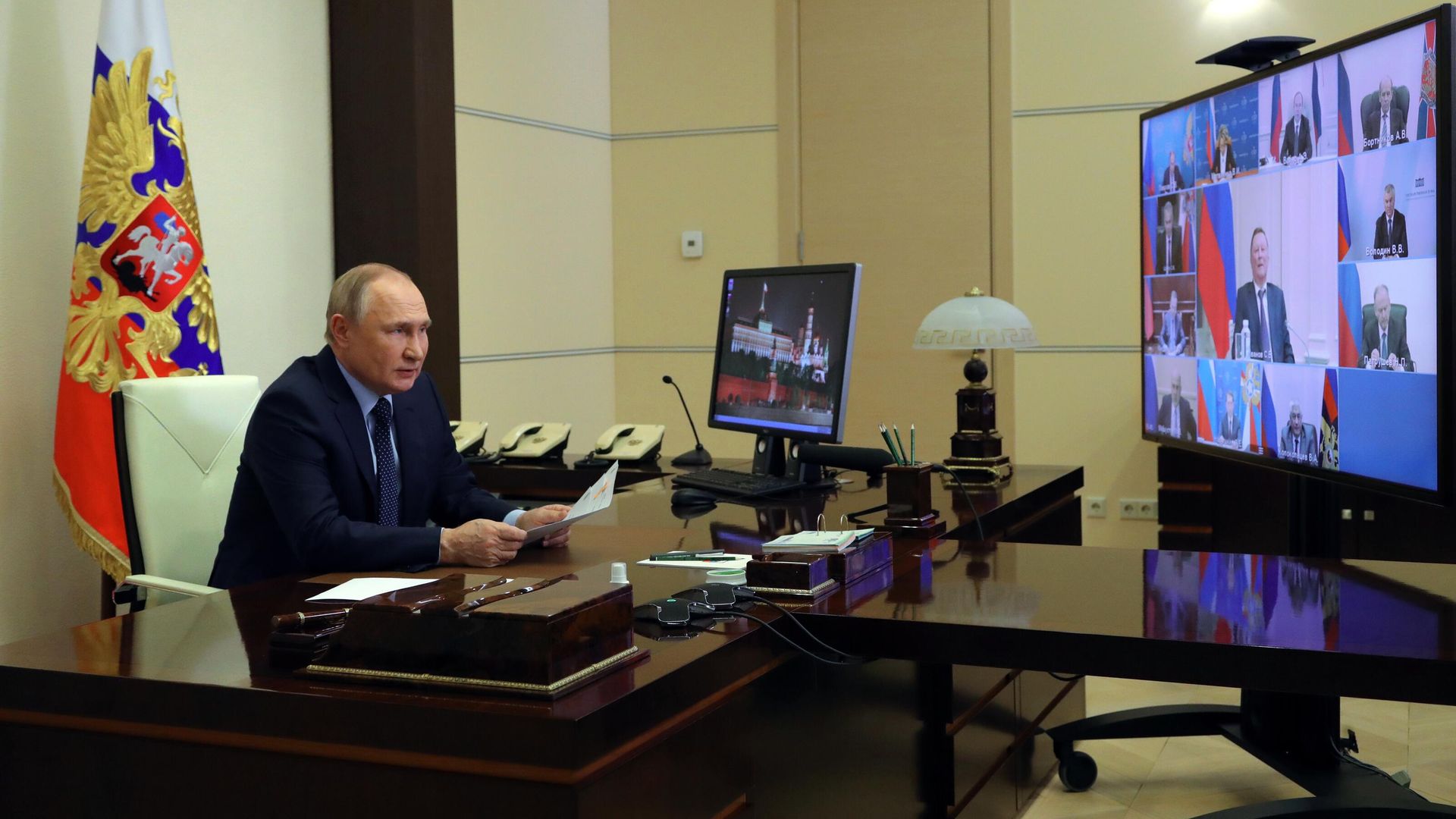 Президент России Владимир Путин проводит оперативное совещание с постоянными членами Совета безопасности Президент России Владимир Путин проводит оперативное совещание с постоянными членами Совета безопасности - РИА Новости, 1920, 29.04.2022
