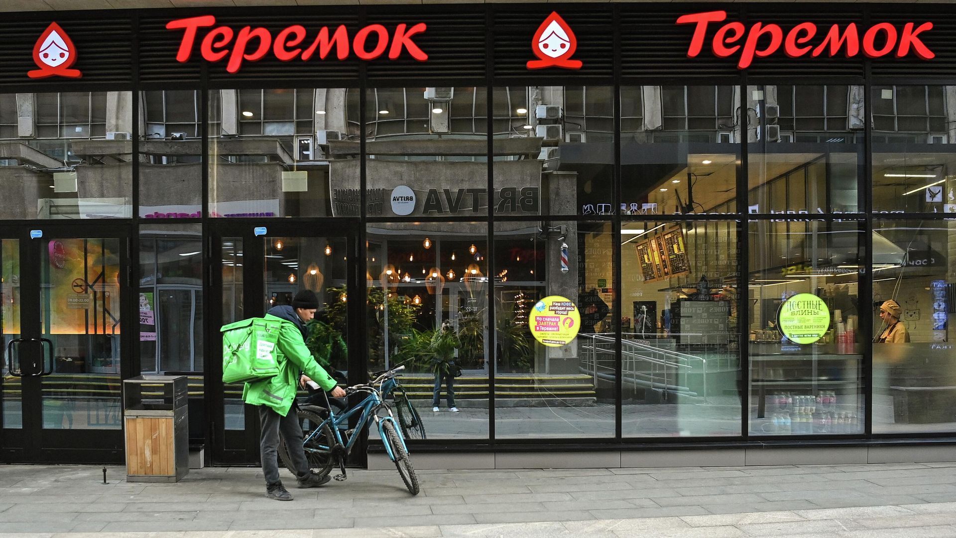 Курьер службы доставки Delivery Club возле кафе Теремок в Москве Курьер службы доставки Delivery Club возле кафе Теремок в Москве - РИА Новости, 1920, 22.07.2022