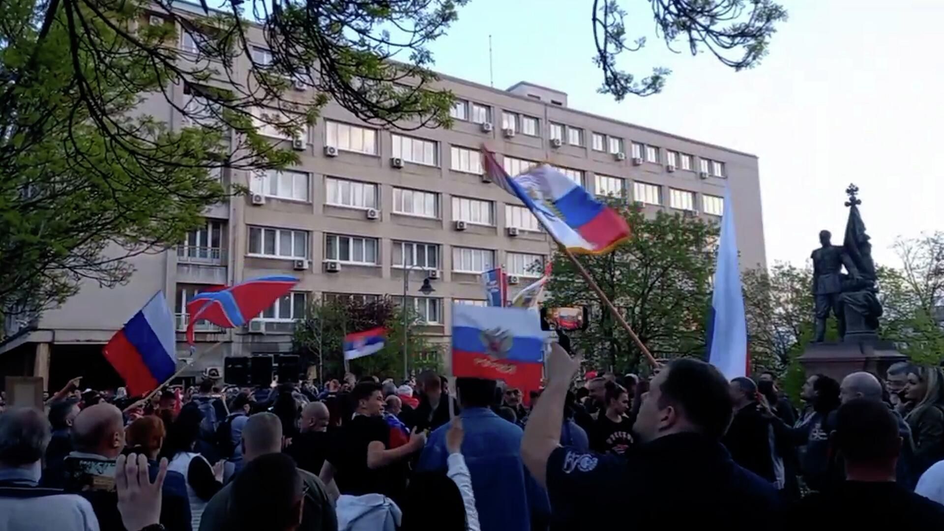 Сербы и русские – братья навек – лозунги и флаги в поддержку России на акции в Белграде Сербы и русские – братья навек – лозунги и флаги в поддержку России на акции в Белграде - РИА Новости, 1920, 15.04.2022