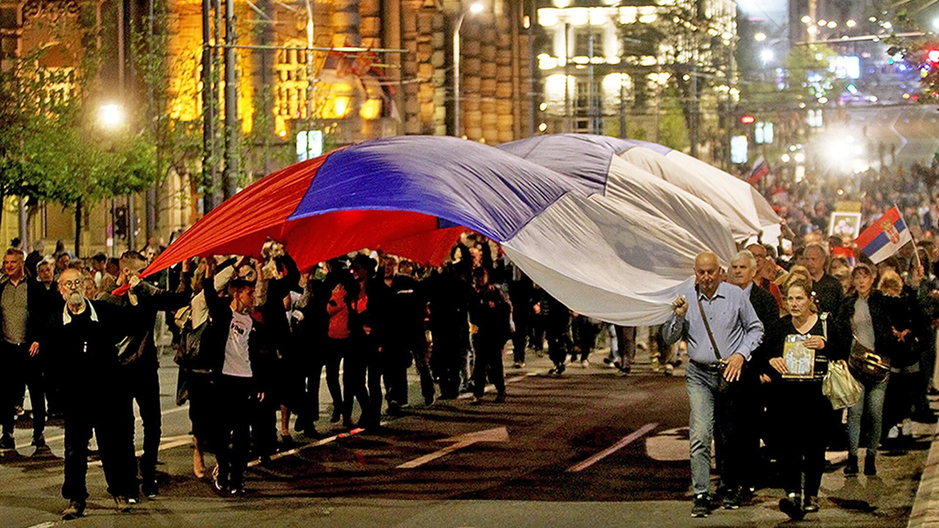 Тысячи людей в Белграде вышли на митинг в поддержку России Тысячи людей в Белграде вышли на митинг в поддержку России - РИА Новости, 1920, 16.04.2022