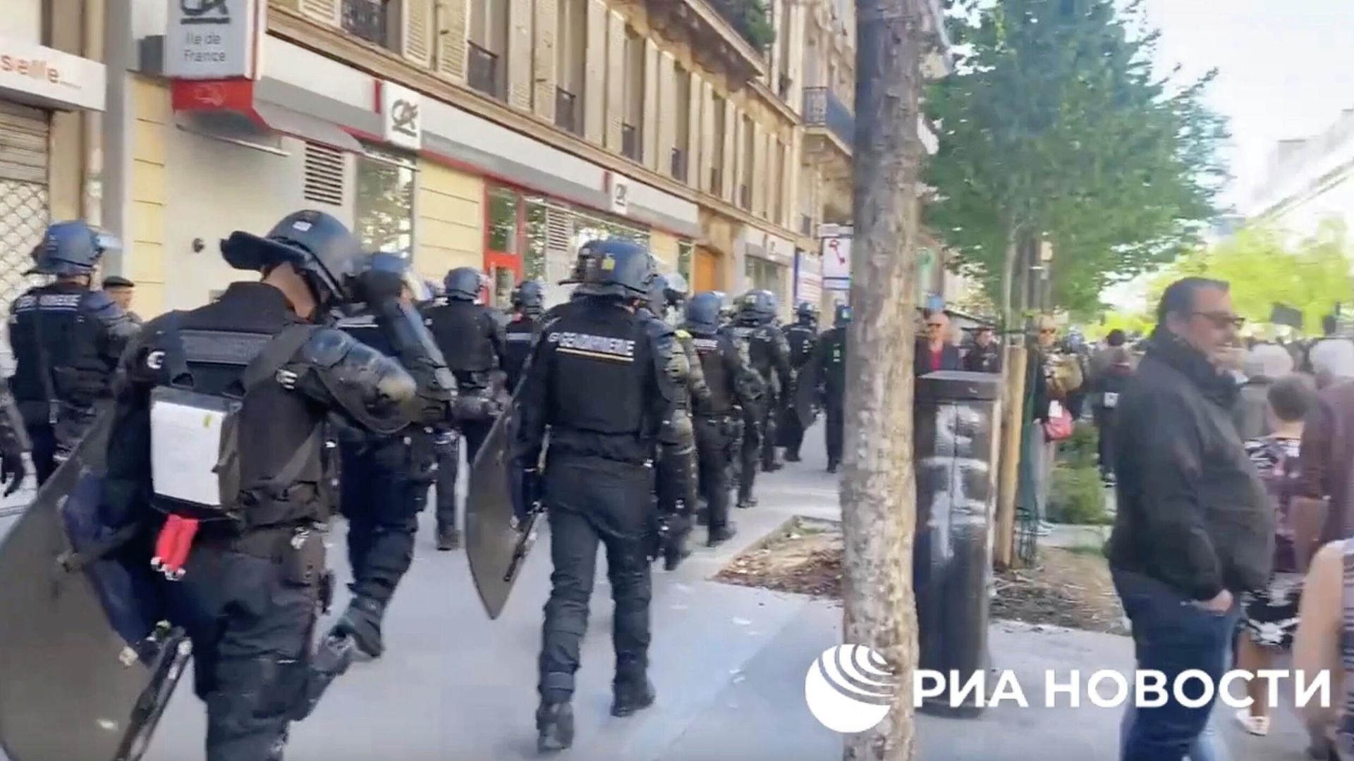 Полиция в ходе акции Желтых жилетов в Париже Полиция в ходе акции Желтых жилетов в Париже - РИА Новости, 1920, 01.10.2022