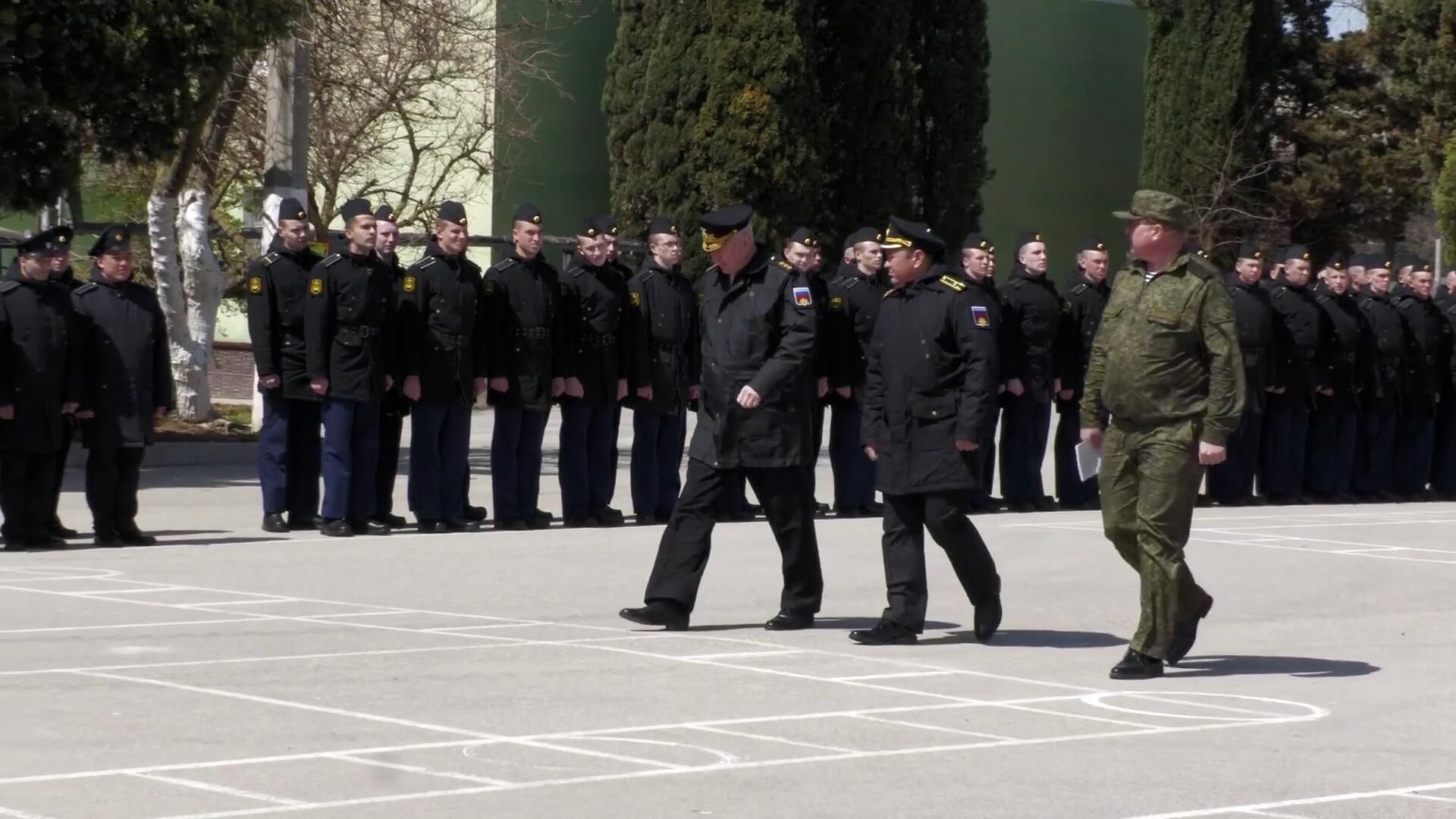 Встреча главкома ВМФ России с экипажем крейсера Москва в Севастополе. Видео Минобороны РФ Встреча главкома ВМФ России с экипажем крейсера Москва в Севастополе. Видео Минобороны РФ - РИА Новости, 1920, 16.04.2022