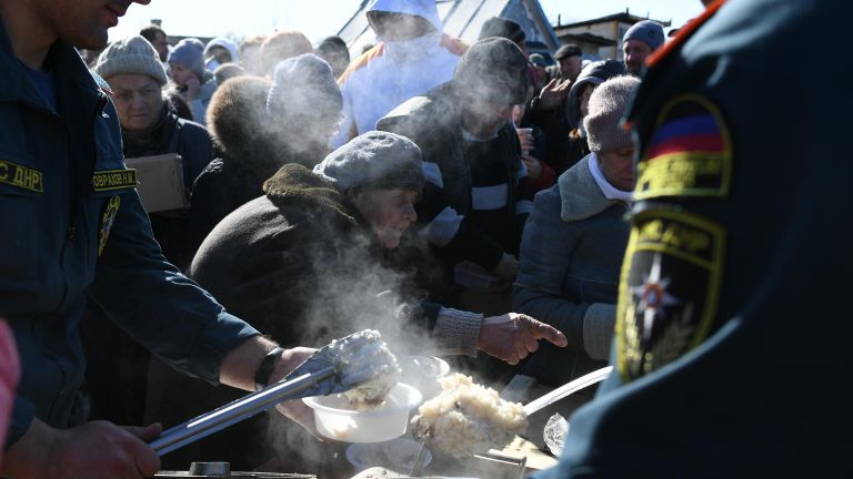 Беженцы из Мариуполя в очереди за горячей едой в пункте временного размещения, организованном МЧС ДНР в селе Безыменное Беженцы из Мариуполя в очереди за горячей едой в пункте временного размещения, организованном МЧС ДНР в селе Безыменное