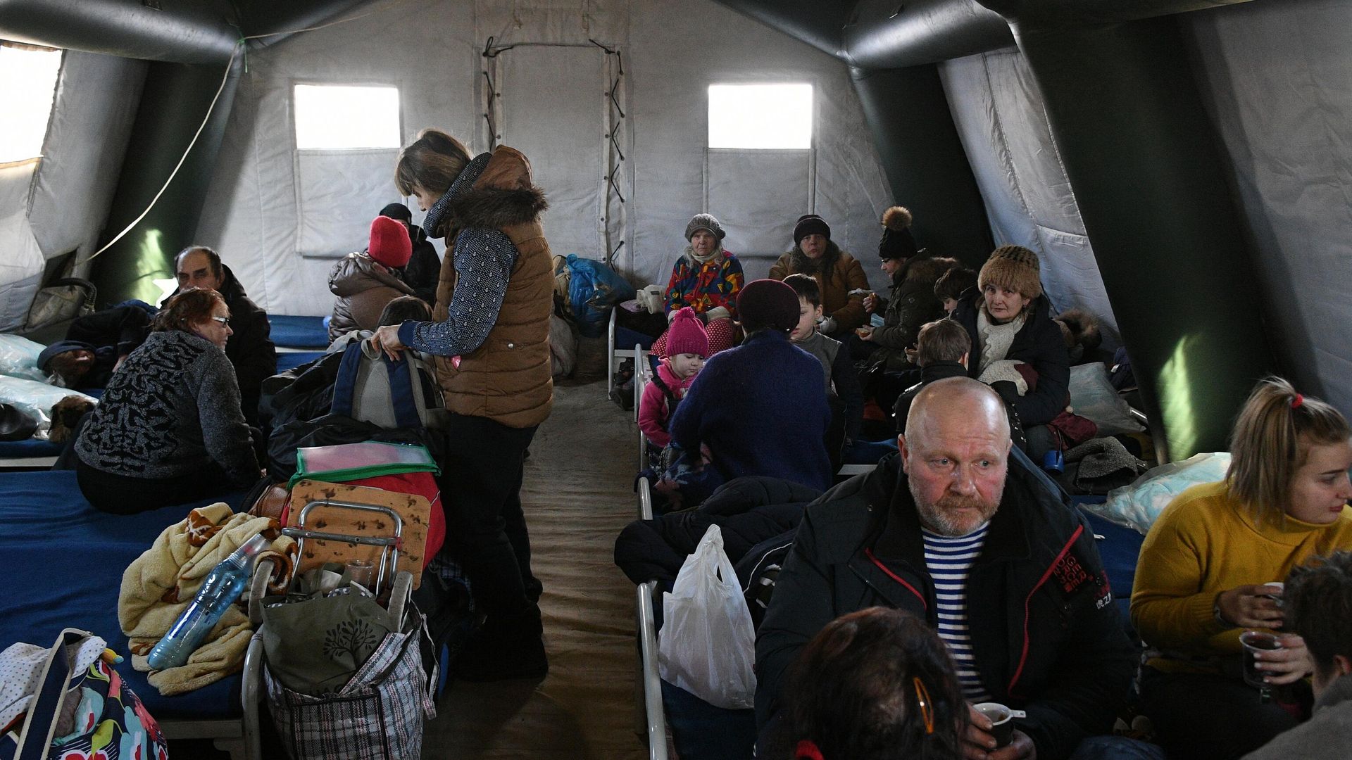 Беженцы из Мариуполя в пункте временного размещения, организованном МЧС ДНР в селе Безыменное Беженцы из Мариуполя в пункте временного размещения, организованном МЧС ДНР в селе Безыменное - РИА Новости, 1920, 19.04.2022
