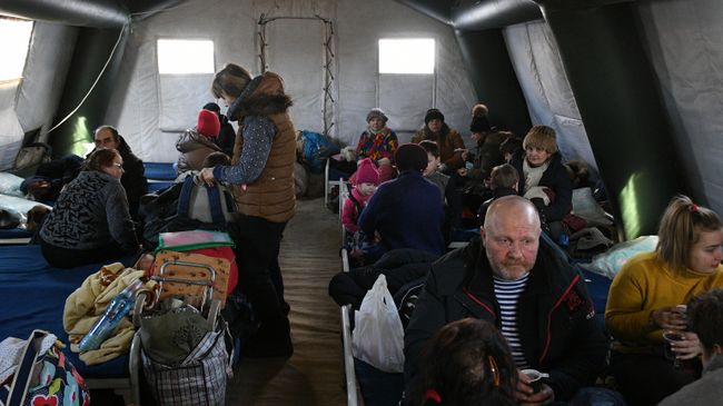 Беженцы из Мариуполя в пункте временного размещения, организованном МЧС ДНР в селе Безыменное