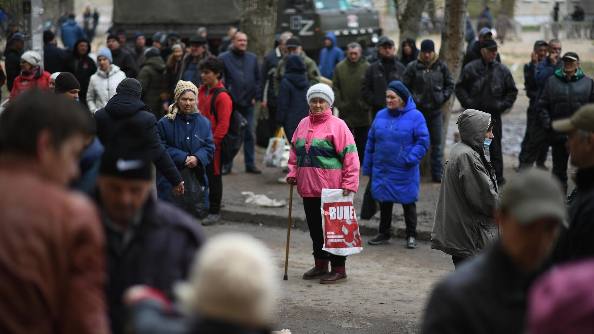 Жители города Рубежное в ЛНР во время раздачи гуманитарной помощи - РИА Новости, 1920, 18.04.2022