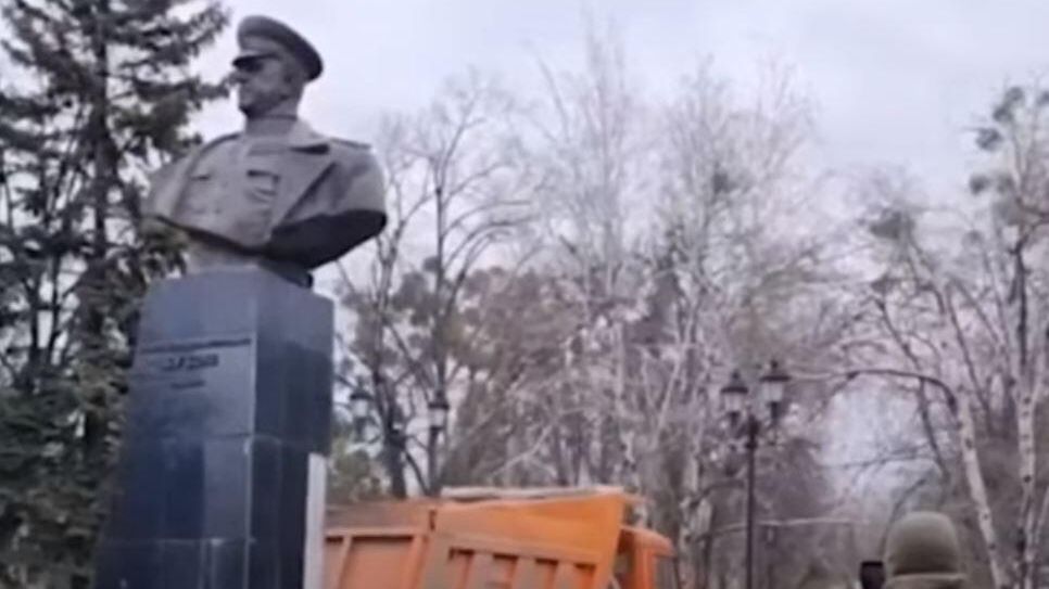 В Харькове демонтировали памятник советскому маршалу Жукову В Харькове демонтировали памятник советскому маршалу Жукову - РИА Новости, 1920, 17.04.2022
