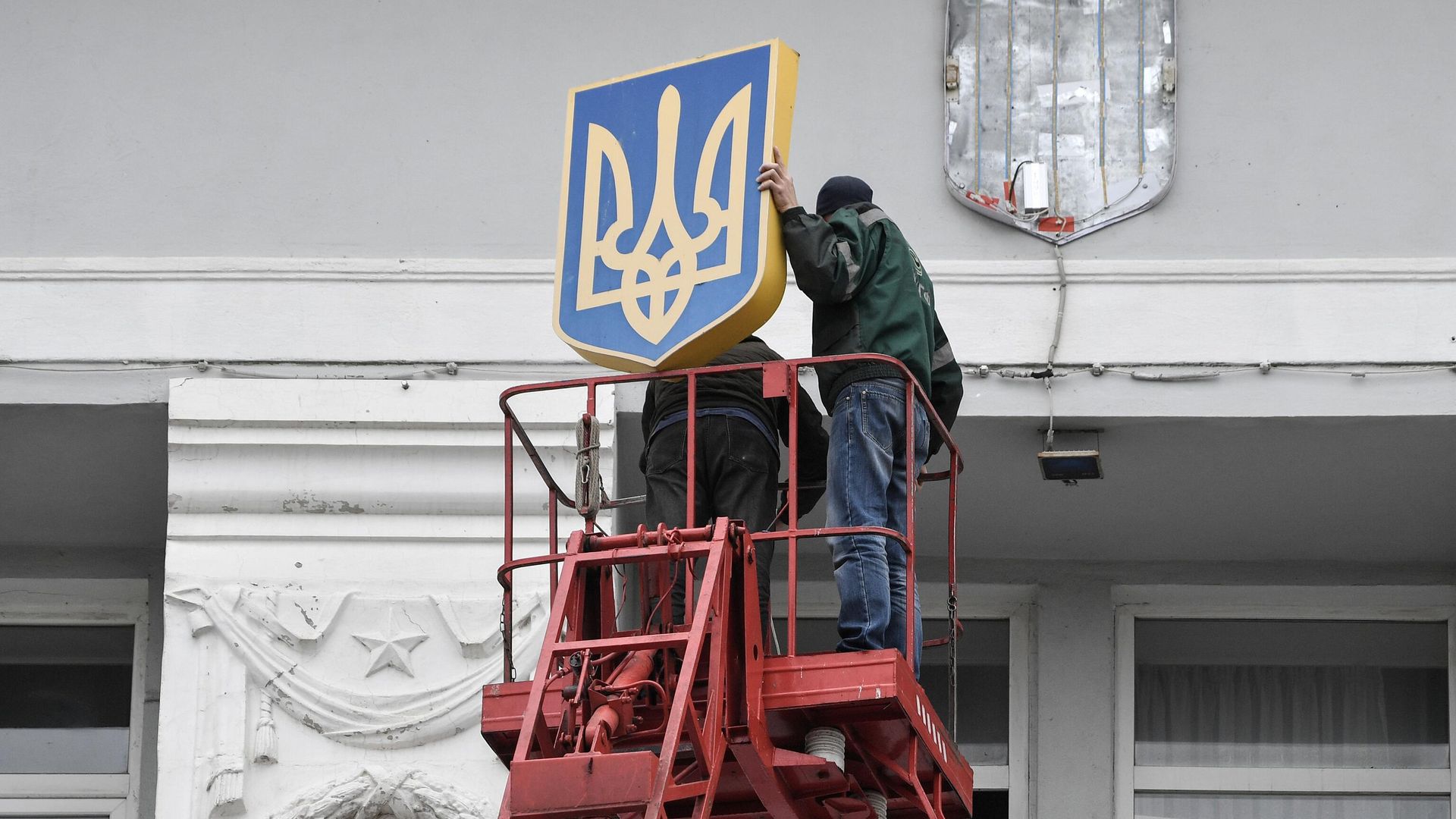 В Бердянске с администрации города сняли украинский герб В Бердянске с администрации города сняли украинский герб - РИА Новости, 1920, 30.04.2022
