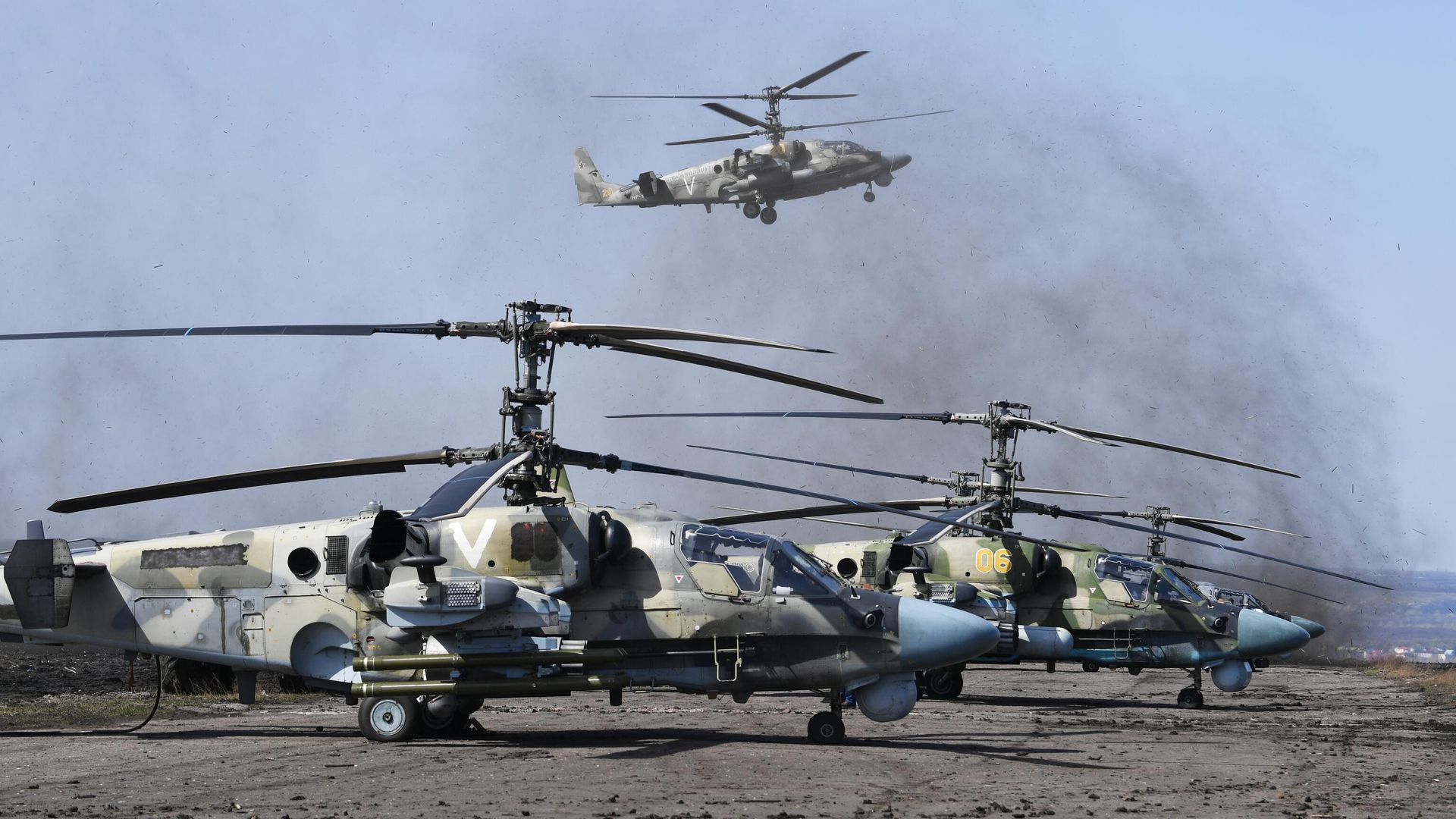 Ударные вертолеты Ка-52 ВКС России на полевом аэродроме ВКС России в зоне проведения специальной военной операции на Украине Ударные вертолеты Ка-52 ВКС России на полевом аэродроме ВКС России в зоне проведения специальной военной операции на Украине - РИА Новости, 1920, 24.04.2022
