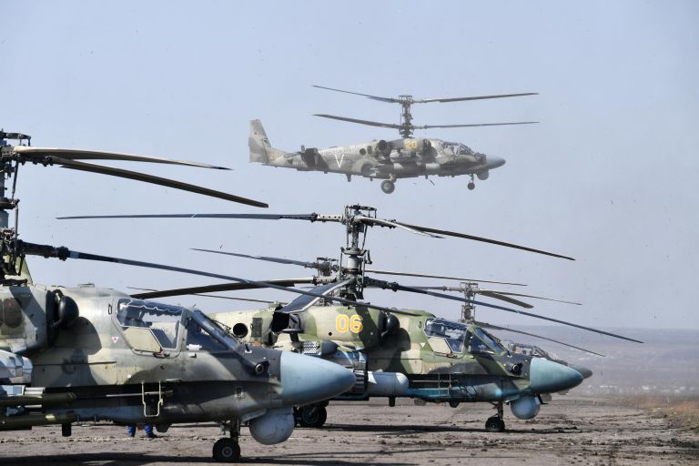 Ударные вертолеты Ка-52 ВКС России на полевом аэродроме ВКС России в зоне проведения специальной военной операции на Украине Ударные вертолеты Ка-52 ВКС России на полевом аэродроме ВКС России в зоне проведения специальной военной операции на Украине