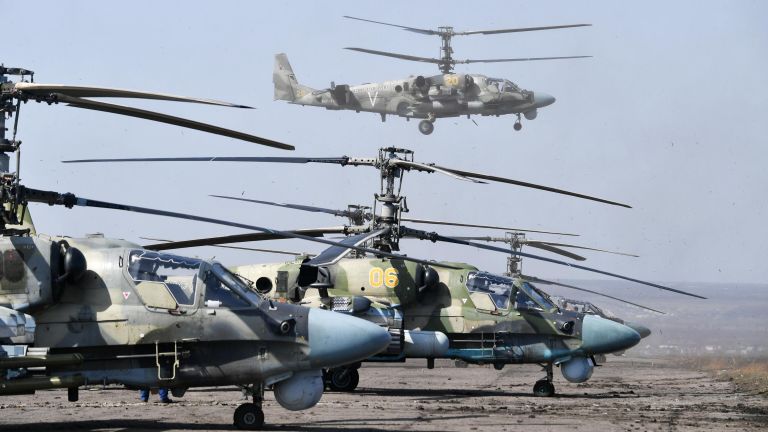 Ударные вертолеты Ка-52 ВКС России на полевом аэродроме ВКС России в зоне проведения специальной военной операции на Украине Ударные вертолеты Ка-52 ВКС России на полевом аэродроме ВКС России в зоне проведения специальной военной операции на Украине