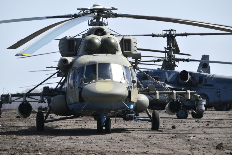 Вертолет Ми-8МТВ (слева) и ударный вертолет Ка-52 ВКС России на полевом аэродроме ВКС России в зоне проведения специальной военной операции на Украине Вертолет Ми-8МТВ (слева) и ударный вертолет Ка-52 ВКС России на полевом аэродроме ВКС России в зоне проведения специальной военной операции на Украине