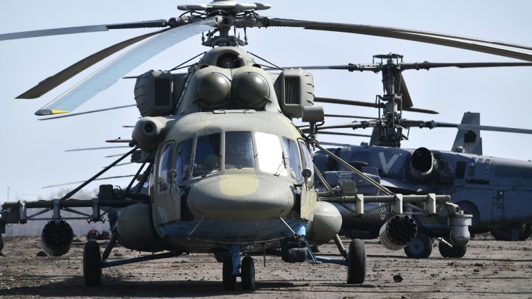 Вертолет Ми-8МТВ (слева) и ударный вертолет Ка-52 ВКС России на полевом аэродроме ВКС России в зоне проведения специальной военной операции на Украине Вертолет Ми-8МТВ (слева) и ударный вертолет Ка-52 ВКС России на полевом аэродроме ВКС России в зоне проведения специальной военной операции на Украине