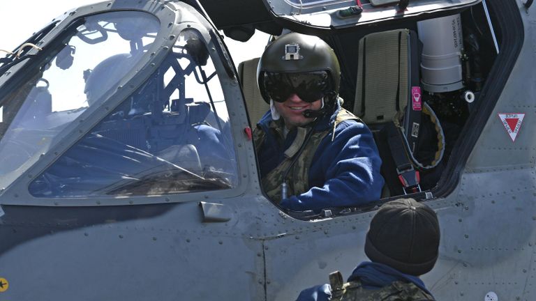 Военный летчик в кабине ударного вертолета Ка-52 ВКС России на полевом аэродроме ВКС России в зоне проведения специальной военной операции на Украине Военный летчик в кабине ударного вертолета Ка-52 ВКС России на полевом аэродроме ВКС России в зоне проведения специальной военной операции на Украине