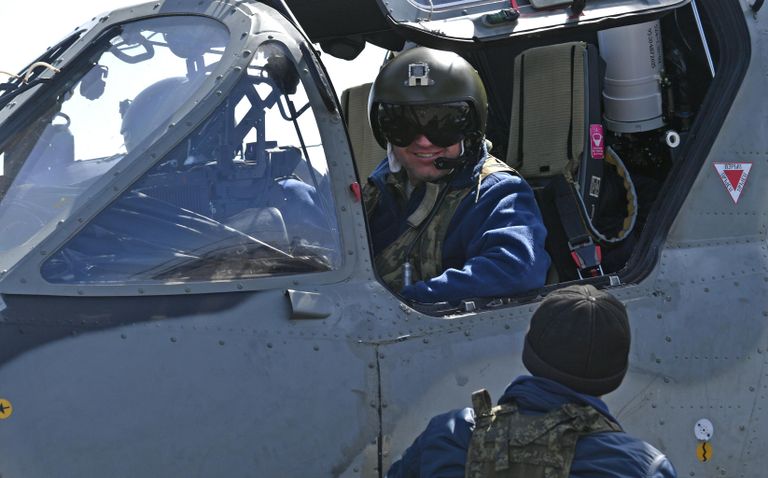 Военный летчик в кабине ударного вертолета Ка-52 ВКС России на полевом аэродроме ВКС России в зоне проведения специальной военной операции на Украине Военный летчик в кабине ударного вертолета Ка-52 ВКС России на полевом аэродроме ВКС России в зоне проведения специальной военной операции на Украине