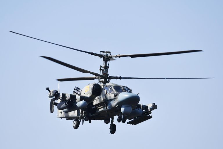 Ударный вертолет Ка-52 ВКС России отправляется на боевое задание с полевого аэродрома ВКС России в зоне проведения специальной военной операции на Украине Ударный вертолет Ка-52 ВКС России отправляется на боевое задание с полевого аэродрома ВКС России в зоне проведения специальной военной операции на Украине