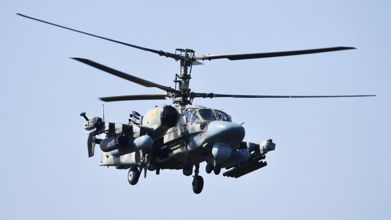 Ударный вертолет Ка-52 ВКС России отправляется на боевое задание с полевого аэродрома ВКС России в зоне проведения специальной военной операции на Украине Ударный вертолет Ка-52 ВКС России отправляется на боевое задание с полевого аэродрома ВКС России в зоне проведения специальной военной операции на Украине