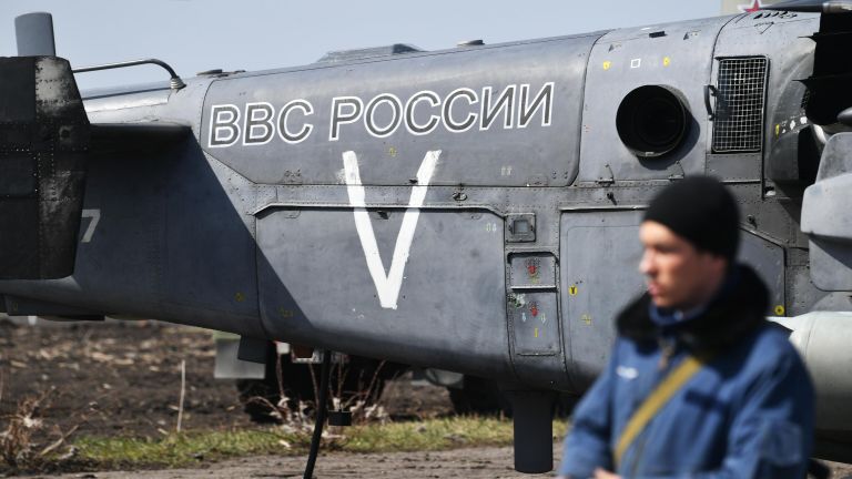 Ударный вертолет Ка-52 ВКС России на полевом аэродроме ВКС России в зоне проведения специальной военной операции на Украине Ударный вертолет Ка-52 ВКС России на полевом аэродроме ВКС России в зоне проведения специальной военной операции на Украине