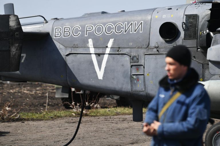 Ударный вертолет Ка-52 ВКС России на полевом аэродроме ВКС России в зоне проведения специальной военной операции на Украине Ударный вертолет Ка-52 ВКС России на полевом аэродроме ВКС России в зоне проведения специальной военной операции на Украине