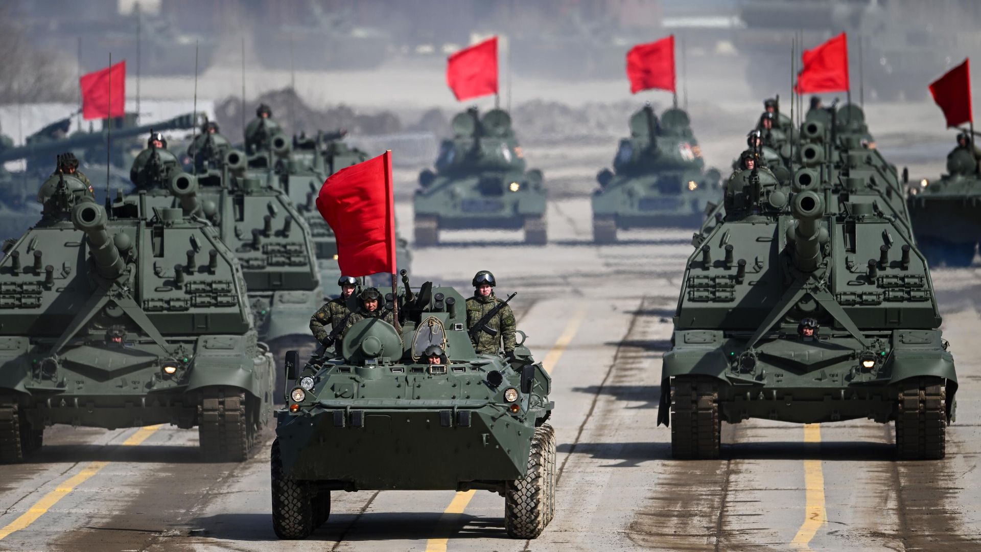 Военнослужащие на БТР и самоходных артиллерийских установках (САУ) Мста-С на репетиции парада Победы на полигоне Алабино Военнослужащие на БТР и самоходных артиллерийских установках (САУ) Мста-С на репетиции парада Победы на полигоне Алабино - РИА Новости, 1920, 18.04.2022