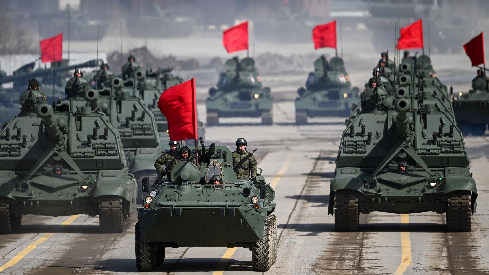 Военнослужащие на БТР и самоходных артиллерийских установках (САУ) Мста-С на репетиции парада Победы на полигоне Алабино Военнослужащие на БТР и самоходных артиллерийских установках (САУ) Мста-С на репетиции парада Победы на полигоне Алабино - РИА Новости, 1920, 18.04.2022