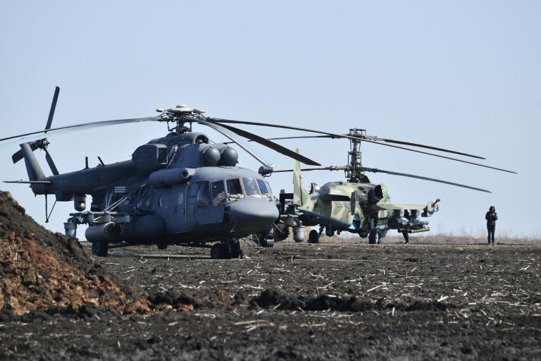 Вертолет Ми-8МТВ (слева) и ударный вертолет Ка-52 ВКС России на полевом аэродроме ВКС России в зоне проведения специальной военной операции на Украине Вертолет Ми-8МТВ (слева) и ударный вертолет Ка-52 ВКС России на полевом аэродроме ВКС России в зоне проведения специальной военной операции на Украине