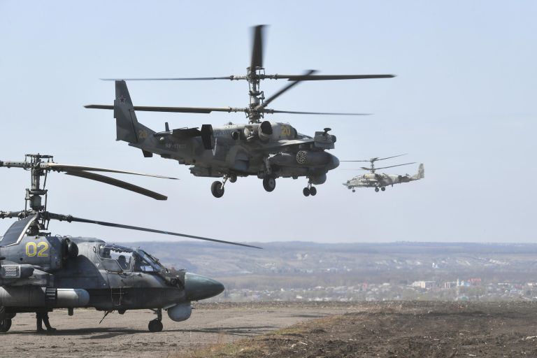 Ударные вертолеты Ка-52 ВКС России на полевом аэродроме ВКС России в зоне проведения специальной военной операции на Украине Ударные вертолеты Ка-52 ВКС России на полевом аэродроме ВКС России в зоне проведения специальной военной операции на Украине