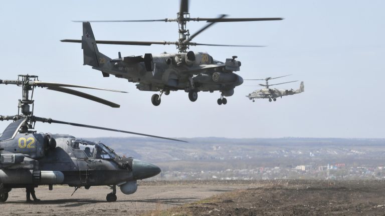 Ударные вертолеты Ка-52 ВКС России на полевом аэродроме ВКС России в зоне проведения специальной военной операции на Украине Ударные вертолеты Ка-52 ВКС России на полевом аэродроме ВКС России в зоне проведения специальной военной операции на Украине
