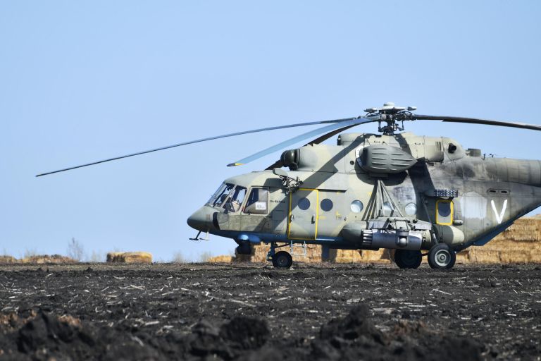 Вертолет Ми-8МТВ на полевом аэродроме ВКС России в зоне проведения специальной военной операции на Украине Вертолет Ми-8МТВ на полевом аэродроме ВКС России в зоне проведения специальной военной операции на Украине