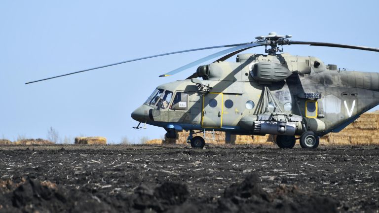 Вертолет Ми-8МТВ на полевом аэродроме ВКС России в зоне проведения специальной военной операции на Украине Вертолет Ми-8МТВ на полевом аэродроме ВКС России в зоне проведения специальной военной операции на Украине