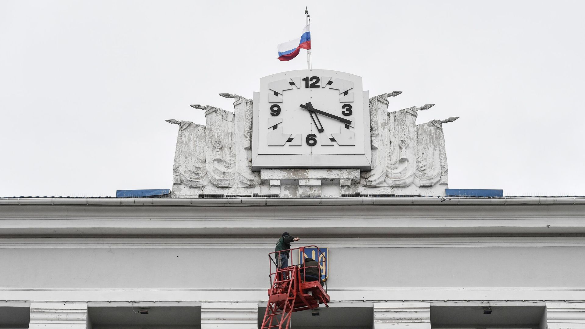 Снятие украинского герба со здания администрации Бердянска Снятие украинского герба со здания администрации Бердянска - РИА Новости, 1920, 30.04.2022