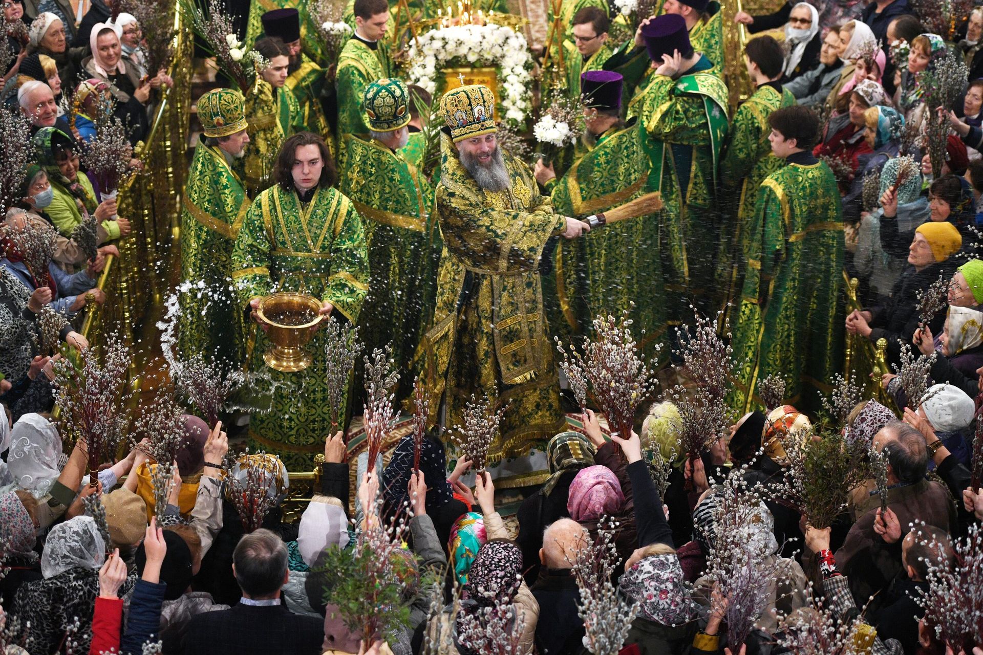 Митрополит Новосибирский и Бердский Никодим освящает вербы во время богослужения в Вознесенском кафедральном соборе в Новосибирске Митрополит Новосибирский и Бердский Никодим освящает вербы во время богослужения в Вознесенском кафедральном соборе в Новосибирске - РИА Новости, 1920, 02.04.2026