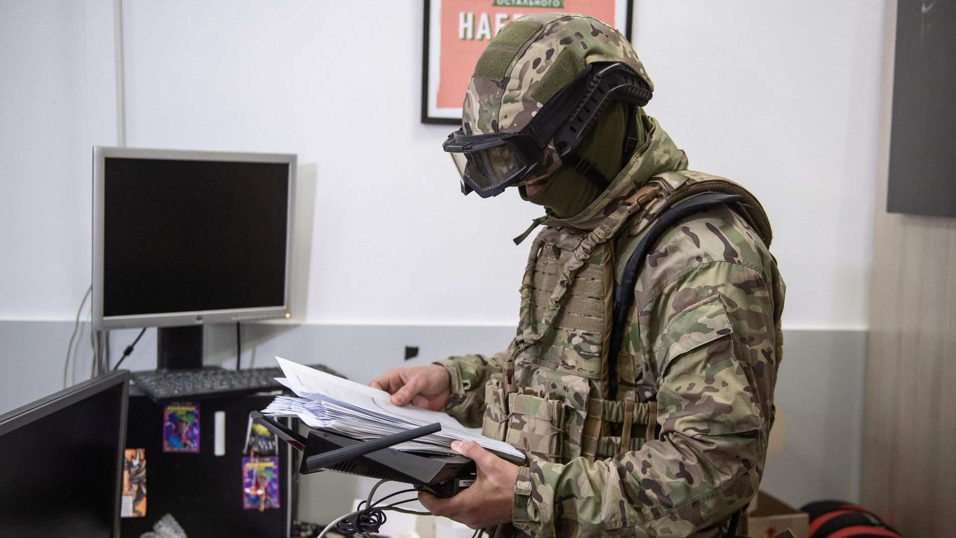 Силовики нашли брошенный колл-центр телефонных мошенников в Бердянске Силовики нашли брошенный колл-центр телефонных мошенников в Бердянске - РИА Новости, 1920, 11.02.2025
