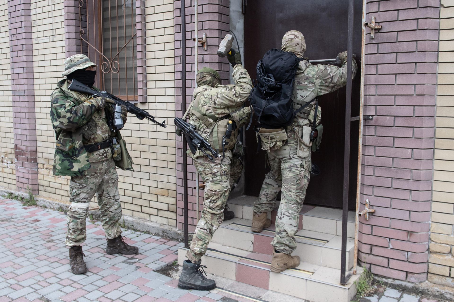 Российские военнослужащие вскрывают брошенный украинскими мошенниками колл-центр в Бердянске Российские военнослужащие вскрывают брошенный украинскими мошенниками колл-центр в Бердянске - РИА Новости, 1920, 12.09.2023