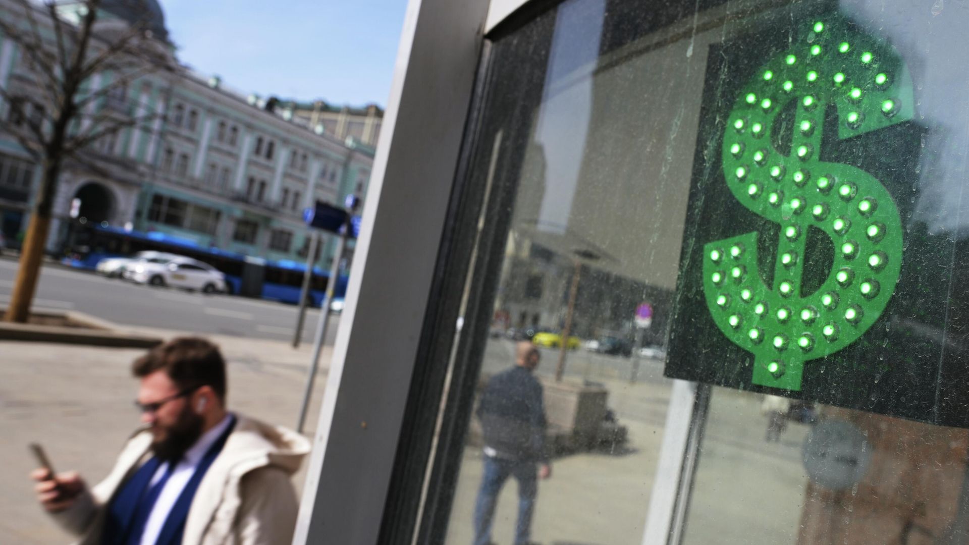 Мужчина проходит мимо пункта обмена валют со знаком доллара на одной из улиц в Москве Мужчина проходит мимо пункта обмена валют со знаком доллара на одной из улиц в Москве - РИА Новости, 1920, 08.06.2022