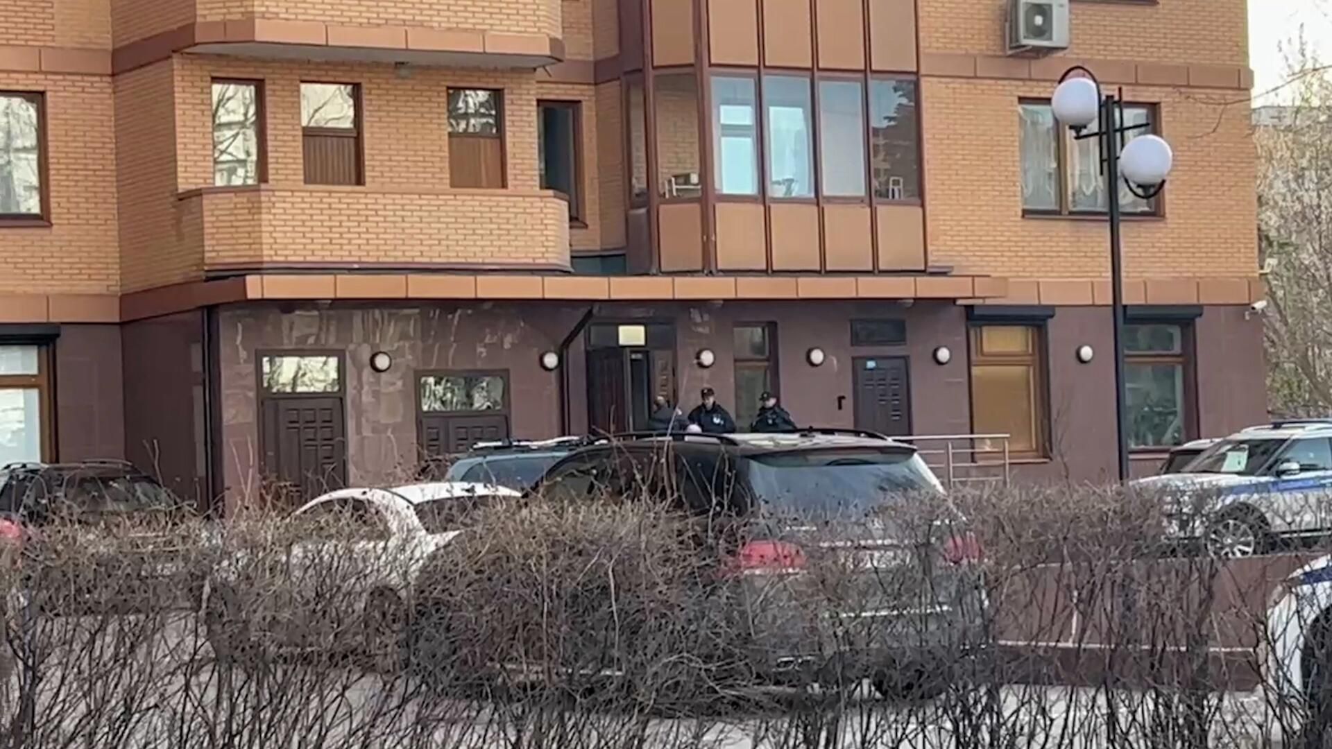 Дом на Университетском проспекте, где были обнаружены тела трех человек Дом на Университетском проспекте, где были обнаружены тела трех человек - РИА Новости, 1920, 18.04.2022