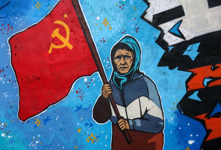 Граффити с изображением бабушки с красным флагом на фасаде здания в Мурманске Граффити с изображением бабушки с красным флагом на фасаде здания в Мурманске