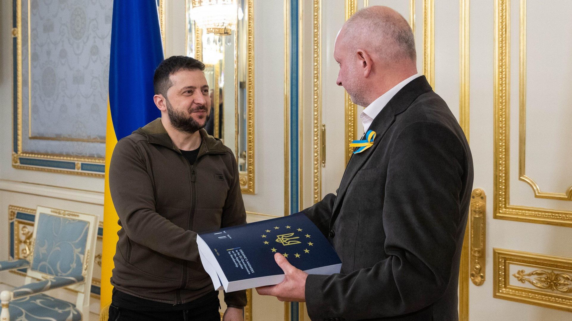 Зеленский сдал опросник для получения статуса кандидата в Евросоюз Зеленский сдал опросник для получения статуса кандидата в Евросоюз - РИА Новости, 1920, 18.04.2022
