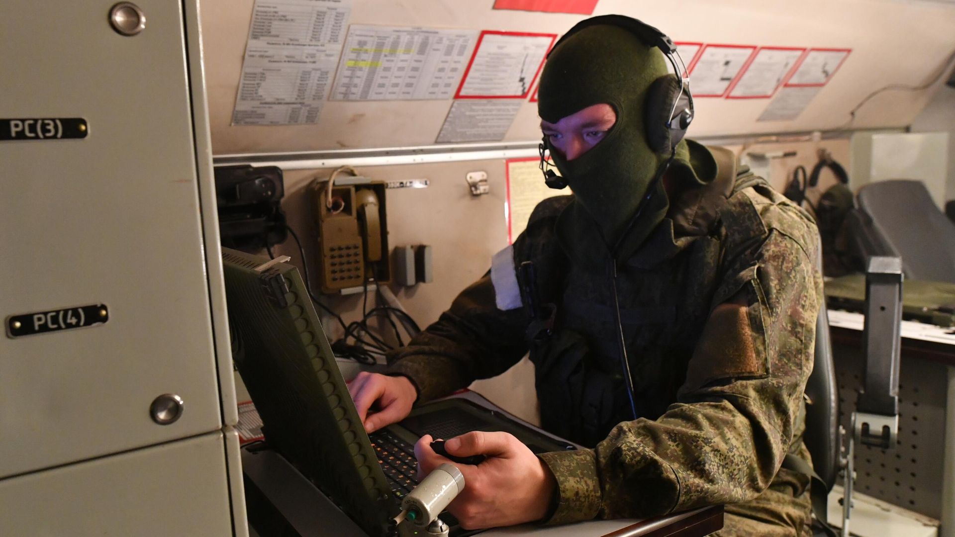 Военнослужащий в кабине управления ОТРК Искандер Военнослужащий в кабине управления ОТРК Искандер - РИА Новости, 1920, 24.04.2022