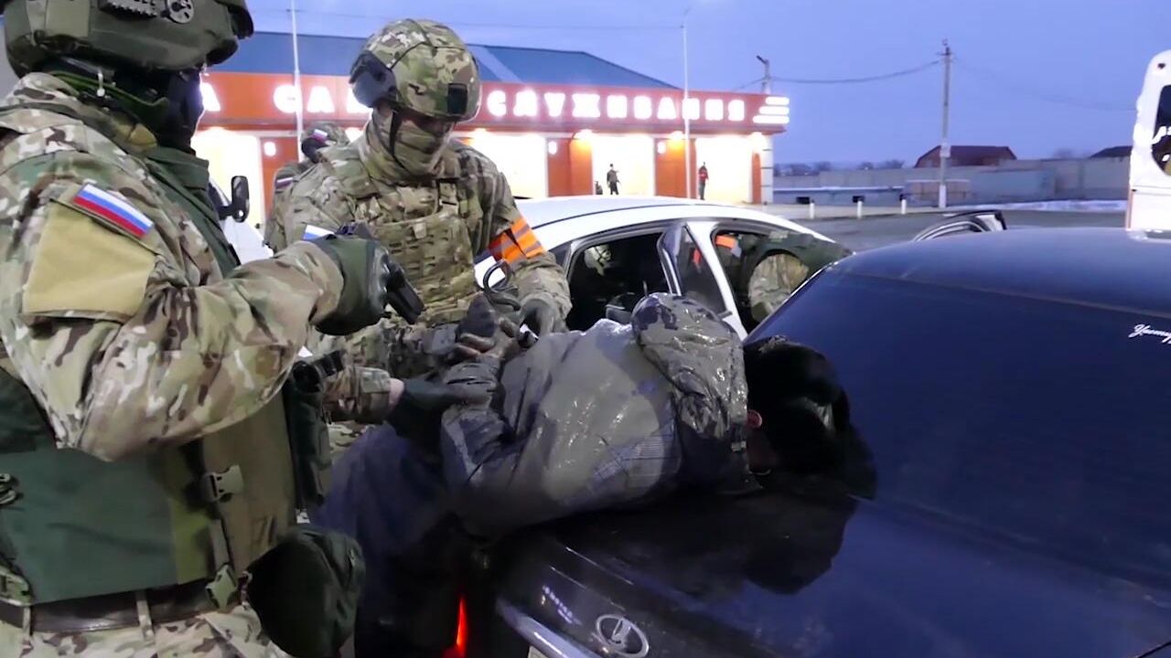 Задержание сотрудниками ФСБ РФ лиц, причастных к восстановлению боевых свойств гражданских образцов оружия в подпольных мастерских и их сбыту. Кадр видео Задержание сотрудниками ФСБ РФ лиц, причастных к восстановлению боевых свойств гражданских образцов оружия в подпольных мастерских и их сбыту. Кадр видео - РИА Новости, 1920, 19.04.2022