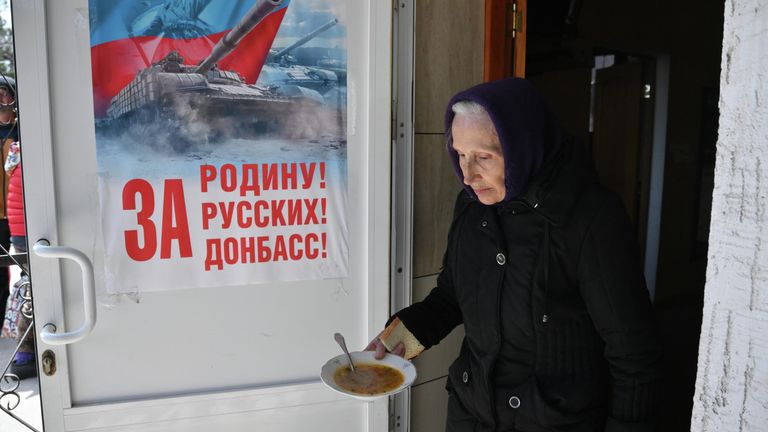 Эвакуированная жительница Мариуполя получает бесплатное питание в столовой пункта временного размещения беженцев в здании музыкальной школы поселка Володарское Эвакуированная жительница Мариуполя получает бесплатное питание в столовой пункта временного размещения беженцев в здании музыкальной школы поселка Володарское