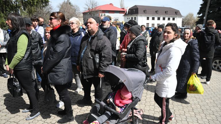 Эвакуированные жители Мариуполя получают гуманитарную помощь в поселке Володарское Эвакуированные жители Мариуполя получают гуманитарную помощь в поселке Володарское