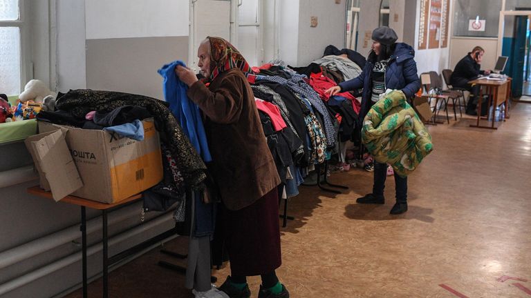 Беженцы из Рубежного выбирают одежду в пункте временного размещения в лицее №2 города Старобельска Беженцы из Рубежного выбирают одежду в пункте временного размещения в лицее №2 города Старобельска