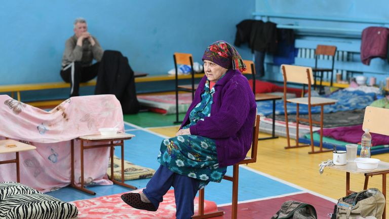 Женщина в спортивном зале лицея №2 города Старобельска, где временно разместились беженцы из Рубежного Женщина в спортивном зале лицея №2 города Старобельска, где временно разместились беженцы из Рубежного