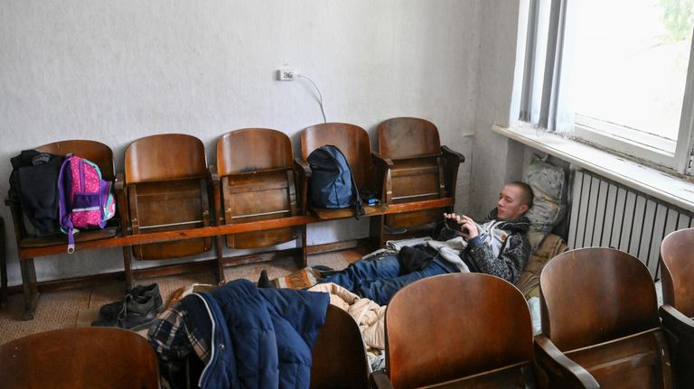 Эвакуированный житель Мариуполя в пункте временного размещения беженцев в здании музыкальной школы поселка Володарское Эвакуированный житель Мариуполя в пункте временного размещения беженцев в здании музыкальной школы поселка Володарское
